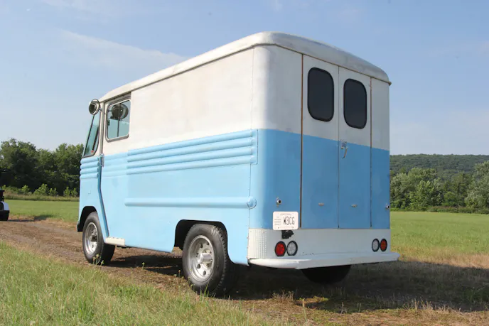 The Junkyard Airvan Rebuilt Around a Mercedes OM617